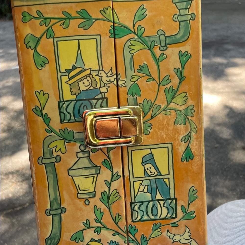Vintage America Whimsical Orange and Green Doll Case